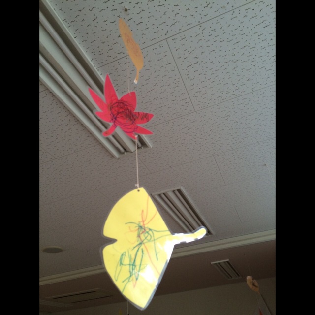 【みんなの投稿】1歳児。秋。落ち葉。