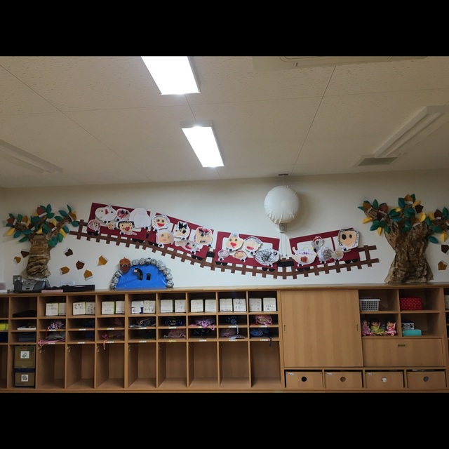 【みんなの投稿】3歳児 壁面(電車とどんぐり)