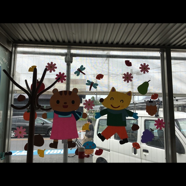 【みんなの投稿】秋の窓壁面。