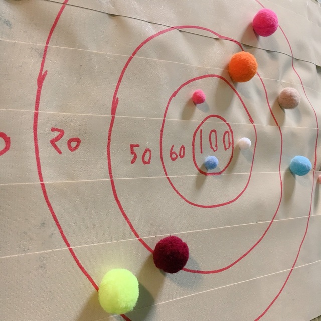 【みんなの投稿】飛んでけ！くっつけ！ガムテープダーツ