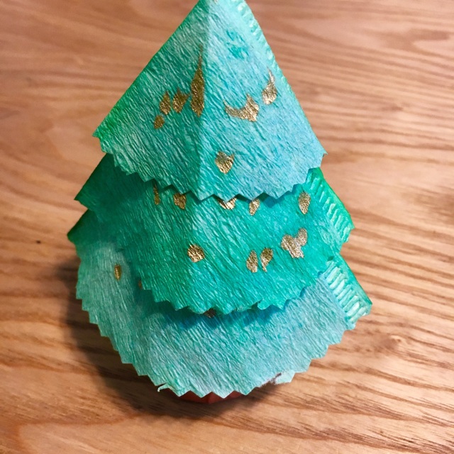 【みんなの投稿】コーヒーフィルターでクリスマスツリー