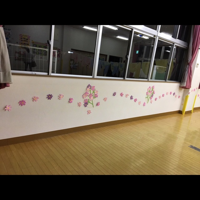 【みんなの投稿】壁にコスモス