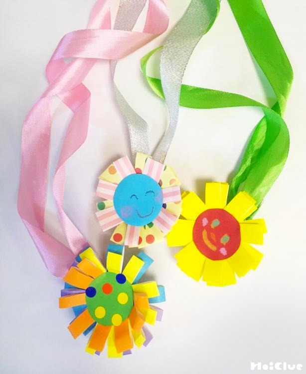 ペットボトルキャップのお花メダル〜プレゼントやお店屋さんごっこなど、楽しみ方色々の製作遊び〜 ペットボトルキャップのお花メダル〜プレゼントやお店屋さんごっこなど、楽しみ方色々の製作遊び〜