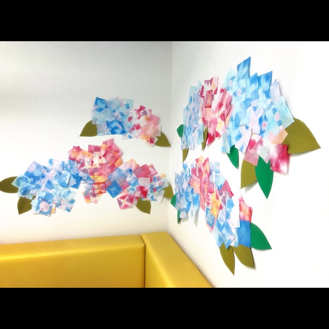 【みんなの投稿】『季節の壁面:紫陽花(紙の色染め)』