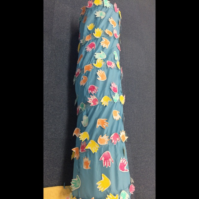 【みんなの投稿】[手形で落ち葉トンネル]