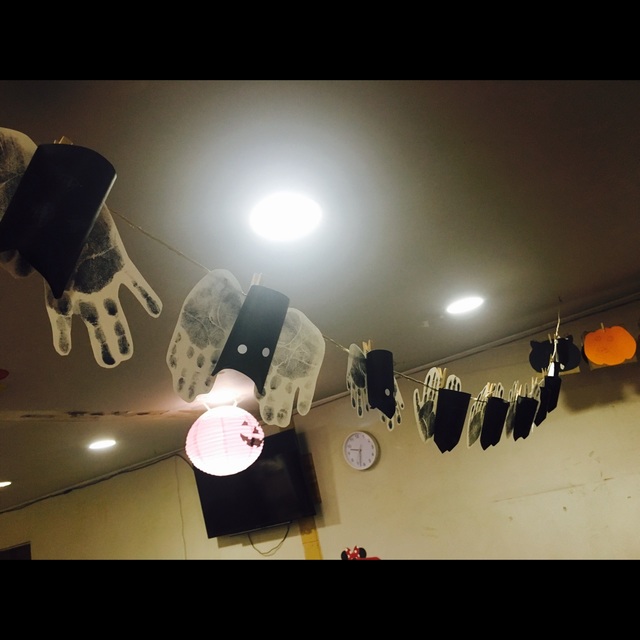 【みんなの投稿】<< 手形スタンプでコウモリ >>