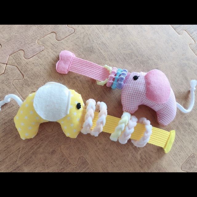 【みんなの投稿】〈1歳児〉ぞうさんのひも通し