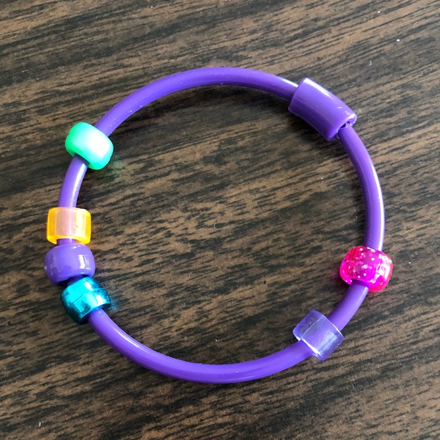 【みんなの投稿】ビーズ遊び。2歳