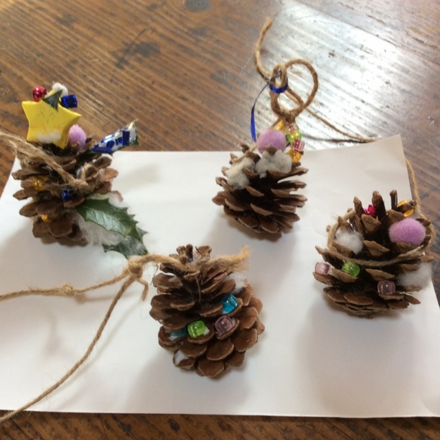 【みんなの投稿】松ぼっくりでミニクリスマスツリー