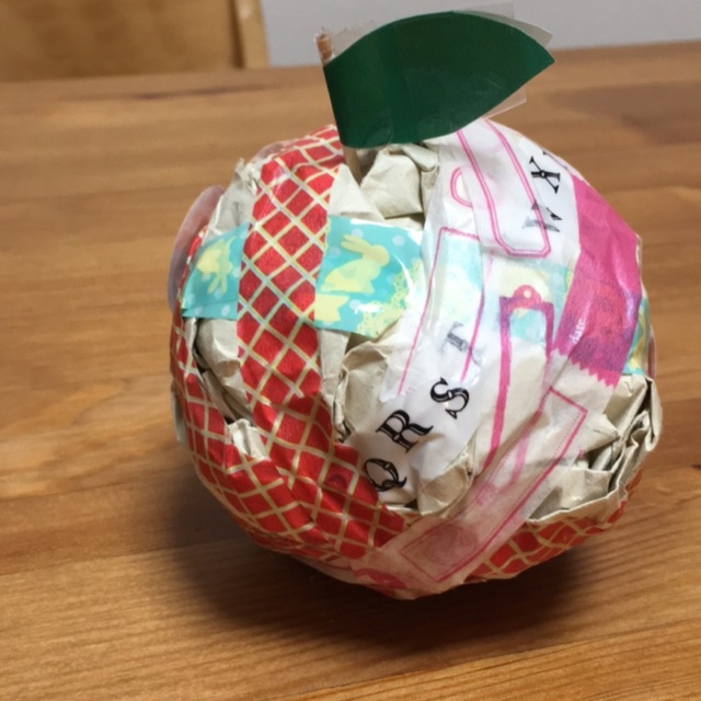 【みんなの投稿】3歳 親子 紙コップでリンゴ 【みんなの投稿】3歳 親子 紙コップでリンゴ