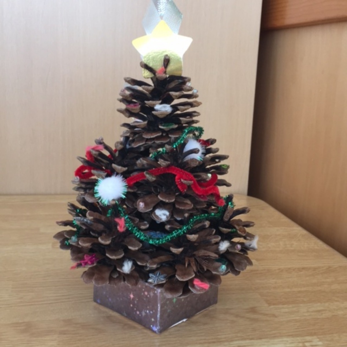【みんなの投稿】松ぼっくりで「手作りクリスマスツリー」(^^) 【みんなの投稿】松ぼっくりで「手作りクリスマスツリー」(^^)