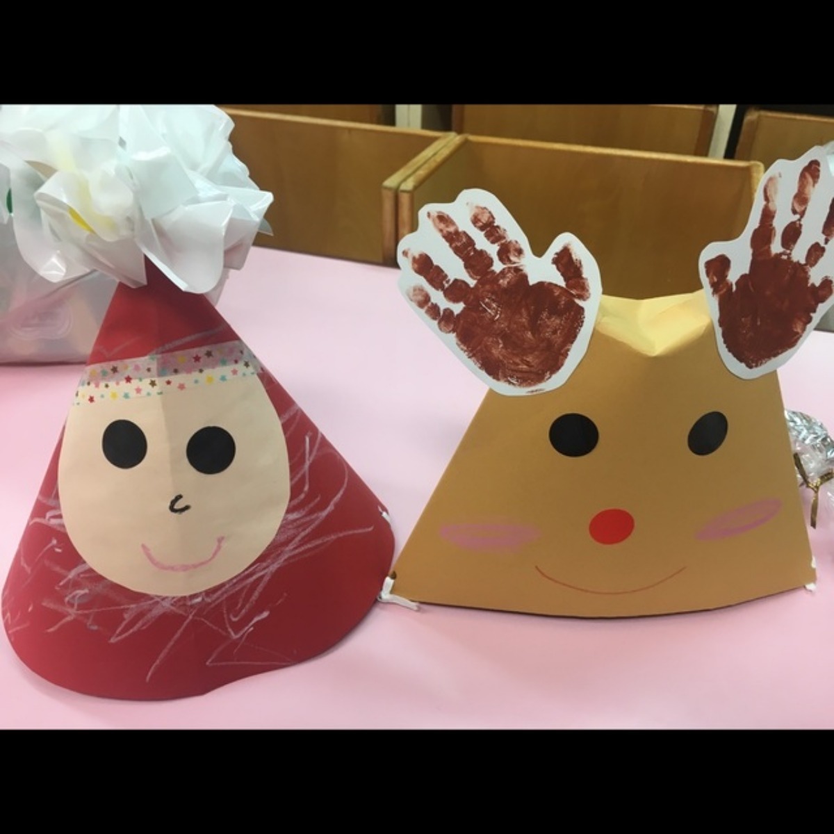 【みんなの投稿】色画用紙で作るサンタさんとトナカイさん