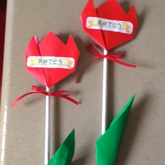 【みんなの投稿】折り紙（赤、緑）リボン 裏の白いチラシ