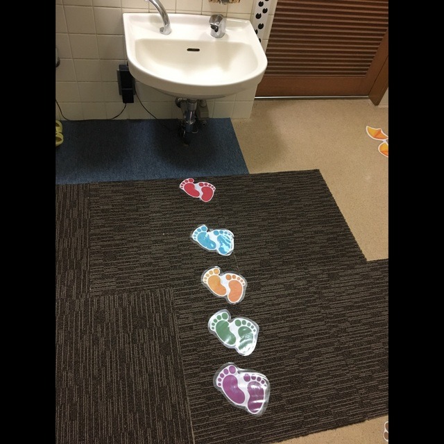 【みんなの投稿】2歳児トイレ内に足跡を貼りました
