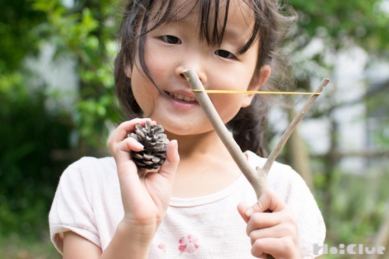 【自然遊び】木の枝でつくるパチンコ〜素材／木の枝〜