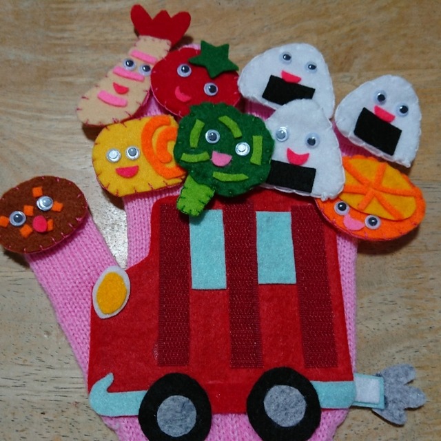 【みんなの投稿】絵本「おべんとうバス」の手袋🧤シアターです。