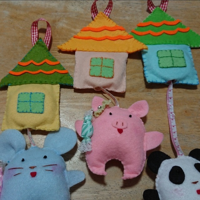 【みんなの投稿】100均のメジャーを家の中に入れて、動物にメジャーの端をつなげます