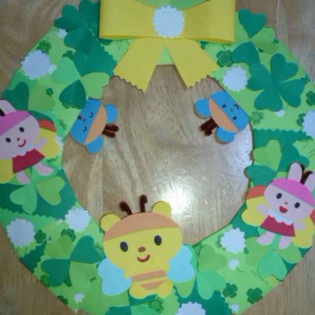 【みんなの投稿】包装紙や色画用紙を巻いて作ったリース