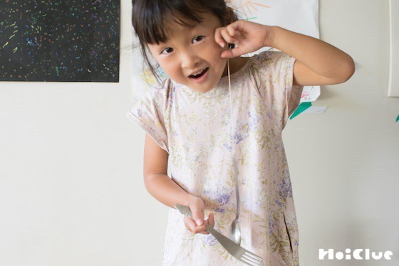 【実験遊び】スプーンから「鐘」の音！？不思議な音あそび〜素材／計量スプーン〜