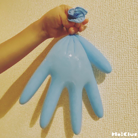 ゴム手袋に水を入れて凍らせたらどうなる？〜身近なもので楽しむ実験遊び〜