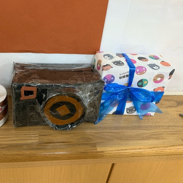 【みんなの投稿】プレゼントボックスとカメラ