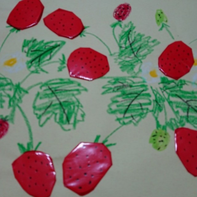【みんなの投稿】赤いビニールを使ってイチゴ🍓