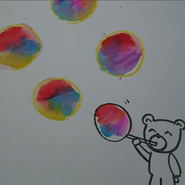 【みんなの投稿】シャボン玉を描いて絵の具で塗りました