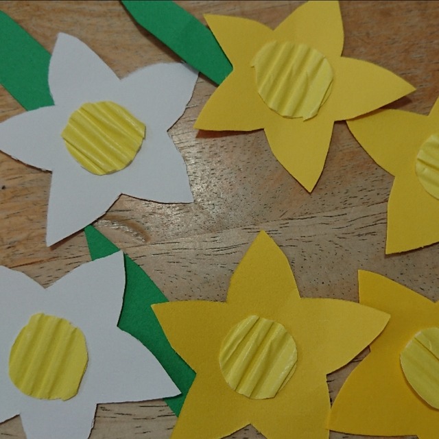 【みんなの投稿】水仙の花の壁面飾りです☺️☺️❤️