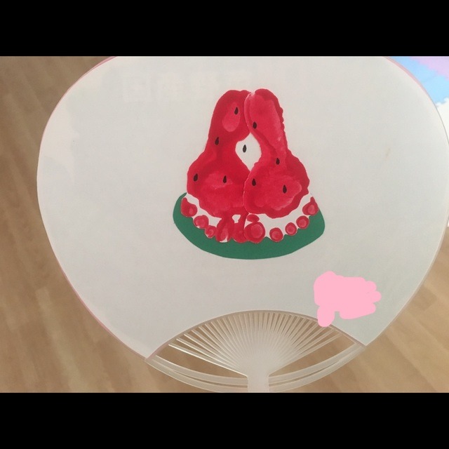 【みんなの投稿】0歳児 うちわ製作 足形でスイカ