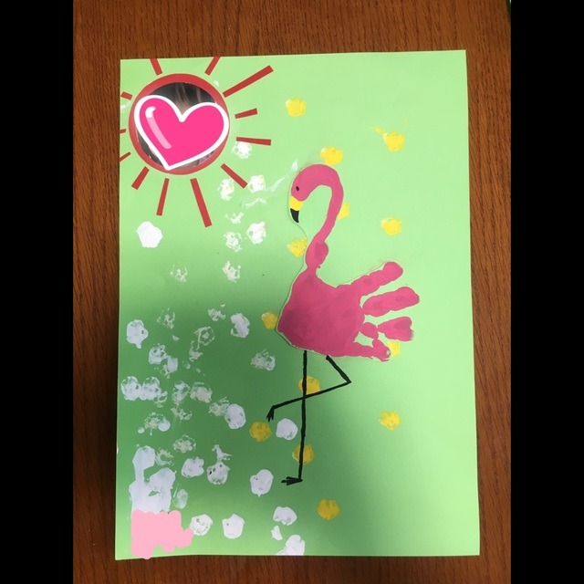【みんなの投稿】0歳児。手形アートでフラミンゴ。