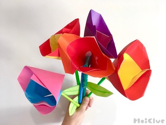 折り紙でつくるカラフルチューリップのつくり方〜部屋飾りやプレゼントになりそうな製作遊び〜 折り紙でつくるカラフルチューリップのつくり方〜部屋飾りやプレゼントになりそうな製作遊び〜