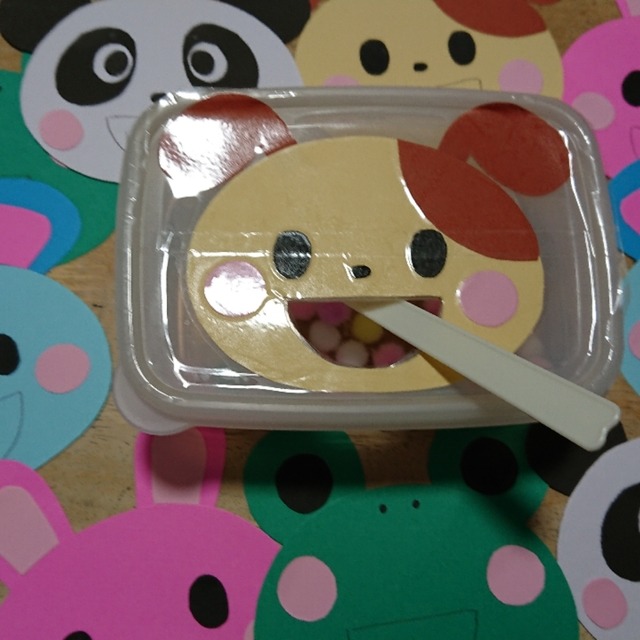 【みんなの投稿】スプーンを使ったぽっとん落とし