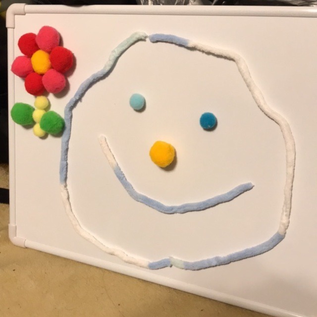 【みんなの投稿】ポンポンと太めの毛糸で磁石