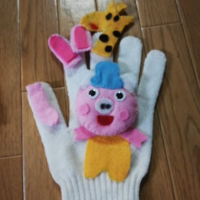 【みんなの投稿】ぶたの散歩の手遊びの手袋シアター