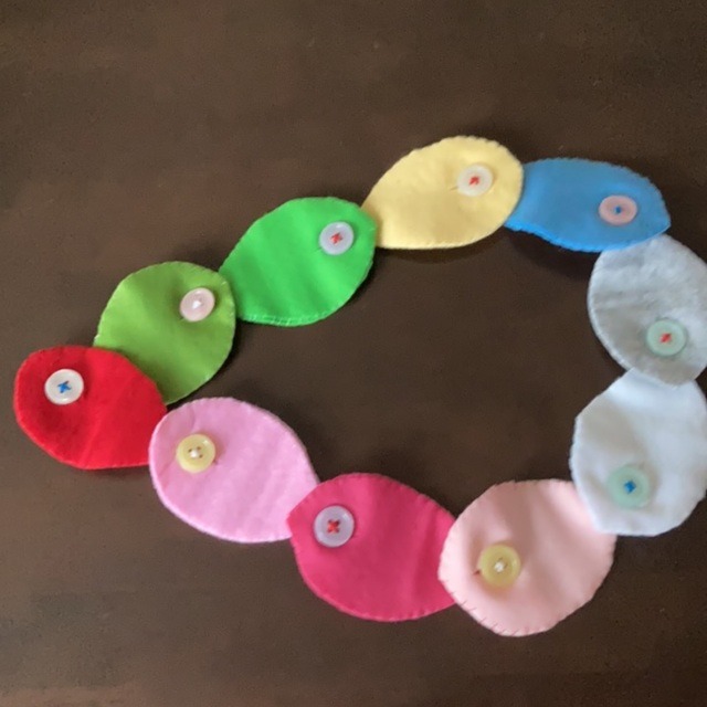 【みんなの投稿】フェルトでボタン通し。