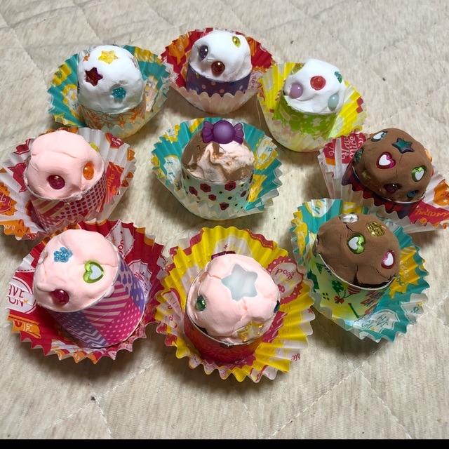 【みんなの投稿】紙粘土で作ったカップケーキ