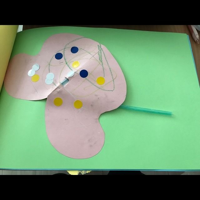 【みんなの投稿】1歳児ちょうちょ　シール貼り