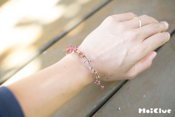 【自然遊び】ミズヒキでブレスレットをつくろう〜素材／花をつけたミズヒキの茎〜