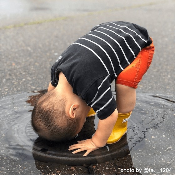 水たまりって、どんな感じ…？〜2020年11月のhoiclue_worldより〜 こどもの「やってみたい」って、おもしろい！