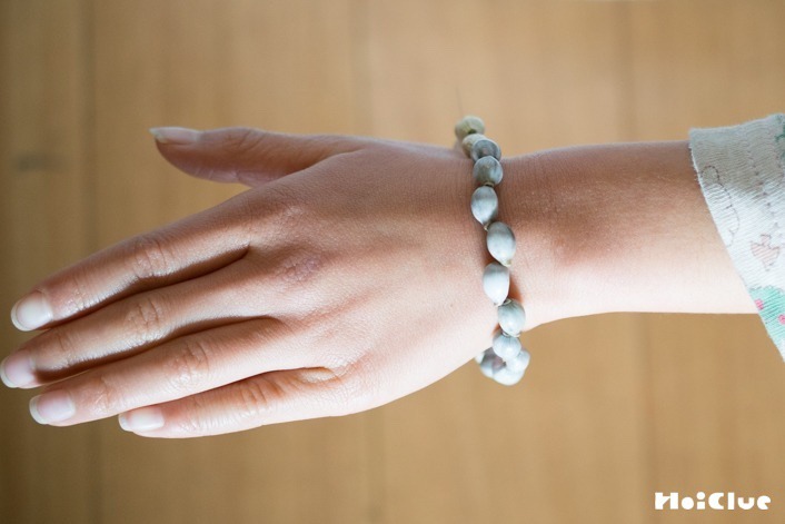 【自然遊び】ジュズダマの実でブレスレットをつくろう〜素材／ジュズダマの実〜