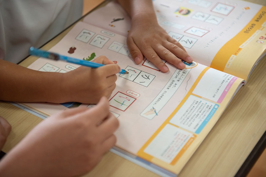 すべての問題に「10の姿」の解説がついている、幼児ドリル「まなぼうワークブック」とは？