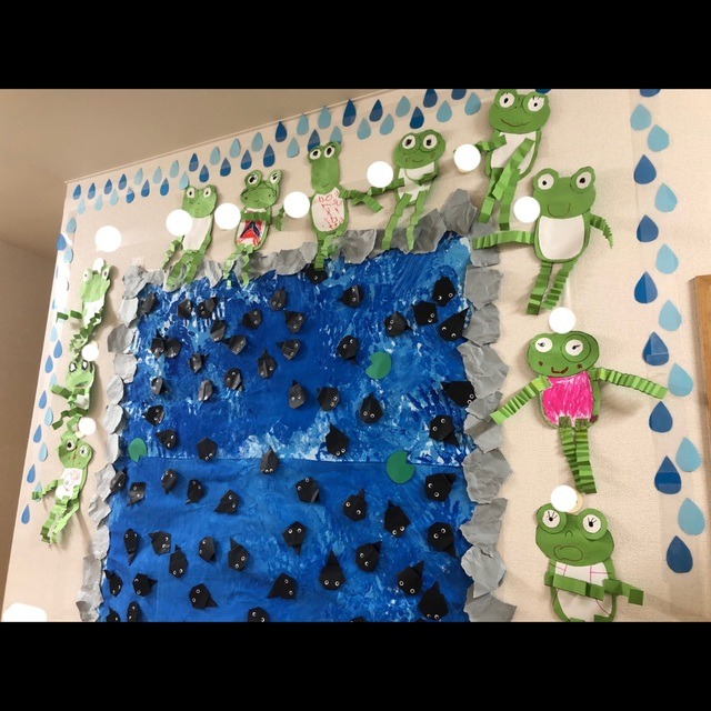 【みんなの投稿】4歳児6月壁面製作 おたまじゃくしの101ちゃん(絵本)
