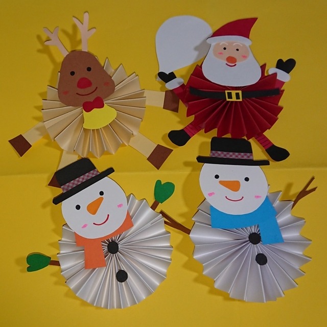 【みんなの投稿】ペーパーファンを使って作ったクリスマスの壁面飾りです☺️❤️