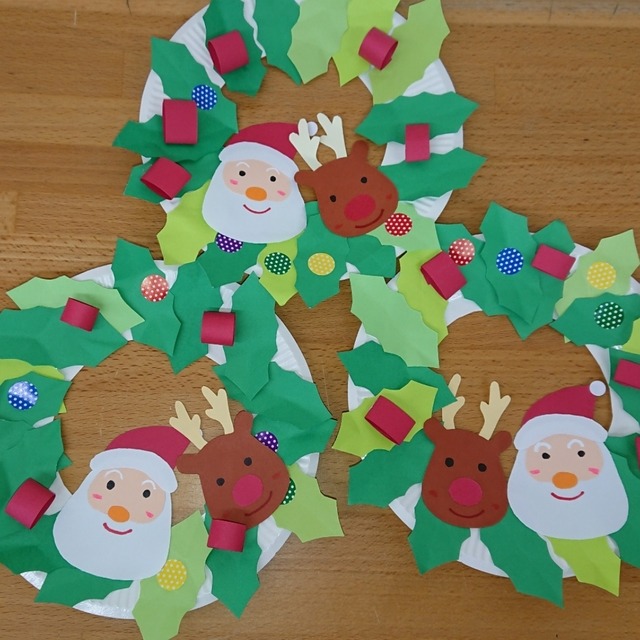 【みんなの投稿】紙皿を使って、クリスマスリースを作ってみました。