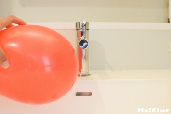 【実験遊び】静電気の力で水を曲げちゃおう！〜素材／ゴム風船〜