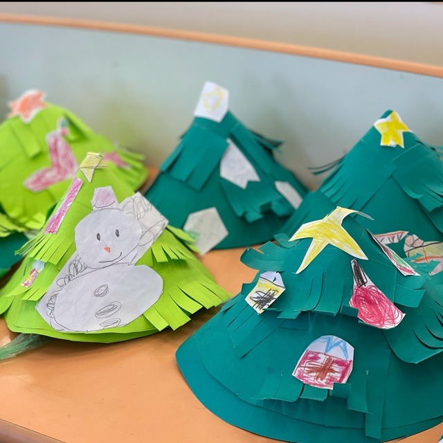 【みんなの投稿】5歳児 ツリー帽子🎄