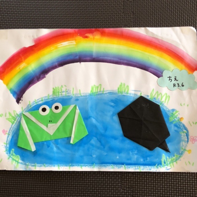 【みんなの投稿】4歳児 スポンジアートで虹 はじき絵の池 折り紙でカエルとおたまじゃくし 【みんなの投稿】4歳児 スポンジアートで虹 はじき絵の池 折り紙でカエルとおたまじゃくし