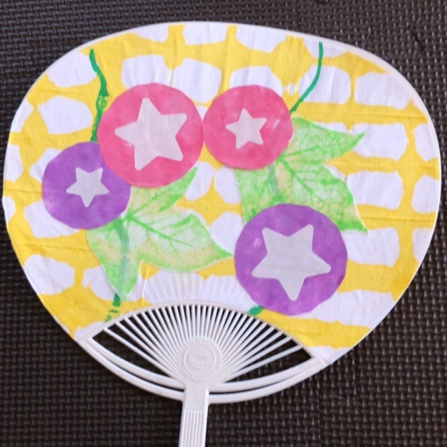【みんなの投稿】4歳児　染め紙　葉っぱスタンプ　うちわ