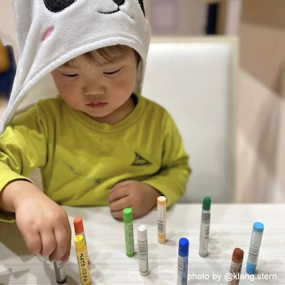 クレヨンいろいろ、立ててみたい！〜hoiclue_worldより〜 こどもの「やってみたい」って、おもしろい！