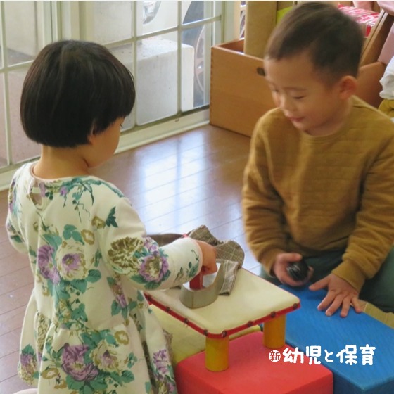 「保育を見ること、語り合うこと」動画編 装う・包む・着せる ～布から広がる遊び～